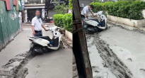 Bất chấp cảnh báo, người đàn ông cố dắt xe vào ngõ mới đổ bê tông ở Hà Nội: 'Tiện đường' là lý do?
